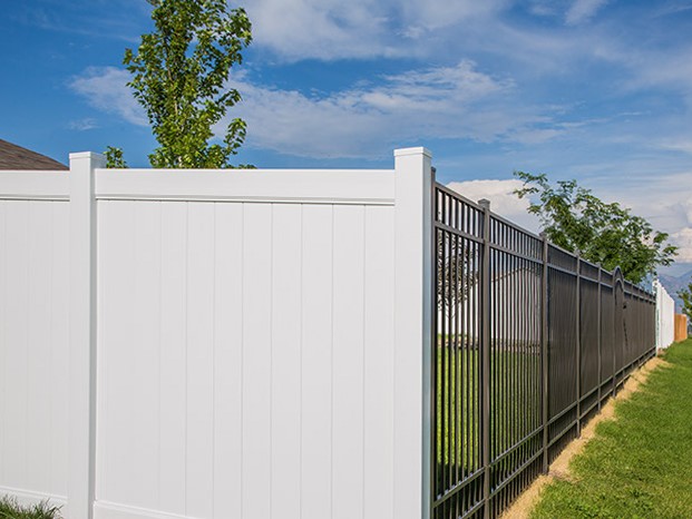 Photo of a vinyl and aluminum fence