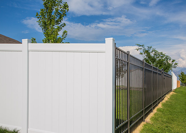 Photo of a vinyl and aluminum Massachusetts residential fence