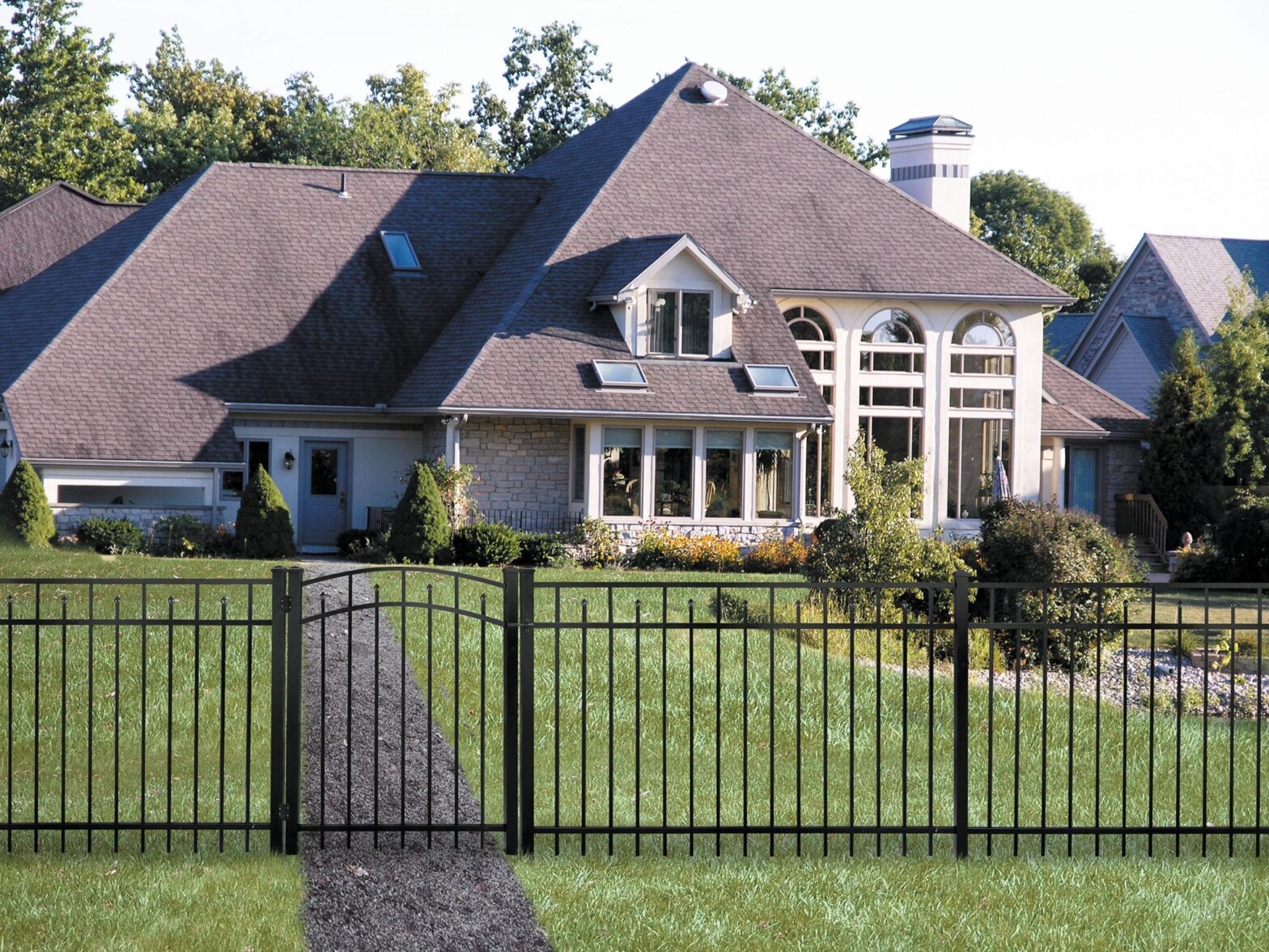 Photo of a Massachusetts aluminum fence